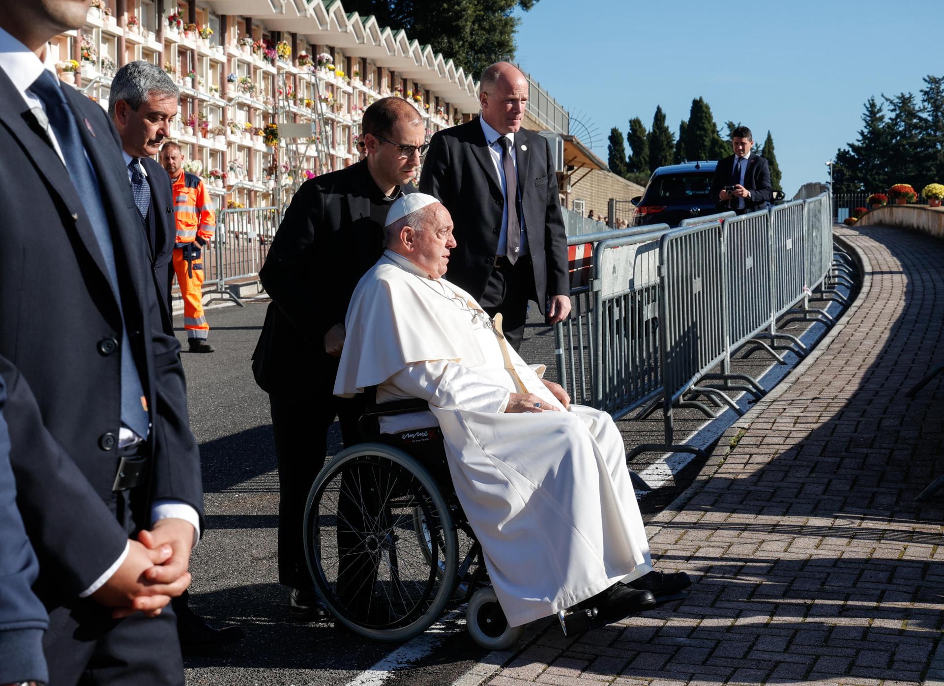 El papa rezó por los niños no nacidos y cambió su homilía por silencio en la misa del Día de los Difuntos