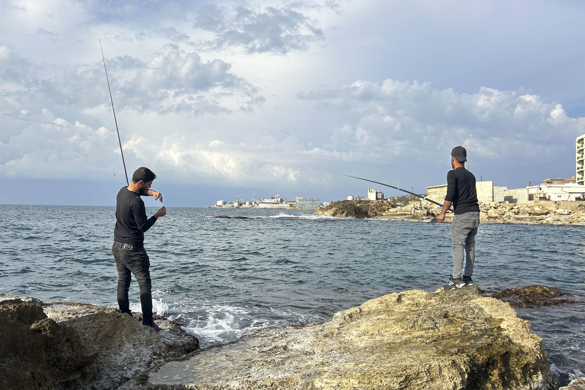 Los pescadores de la ciudad libanesa de Batrún ya no tienen a quién vender pescado