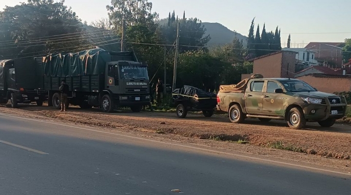 Policía y militares se preparan para desbloqueo en Mairana en medio de aplausos de vecinos