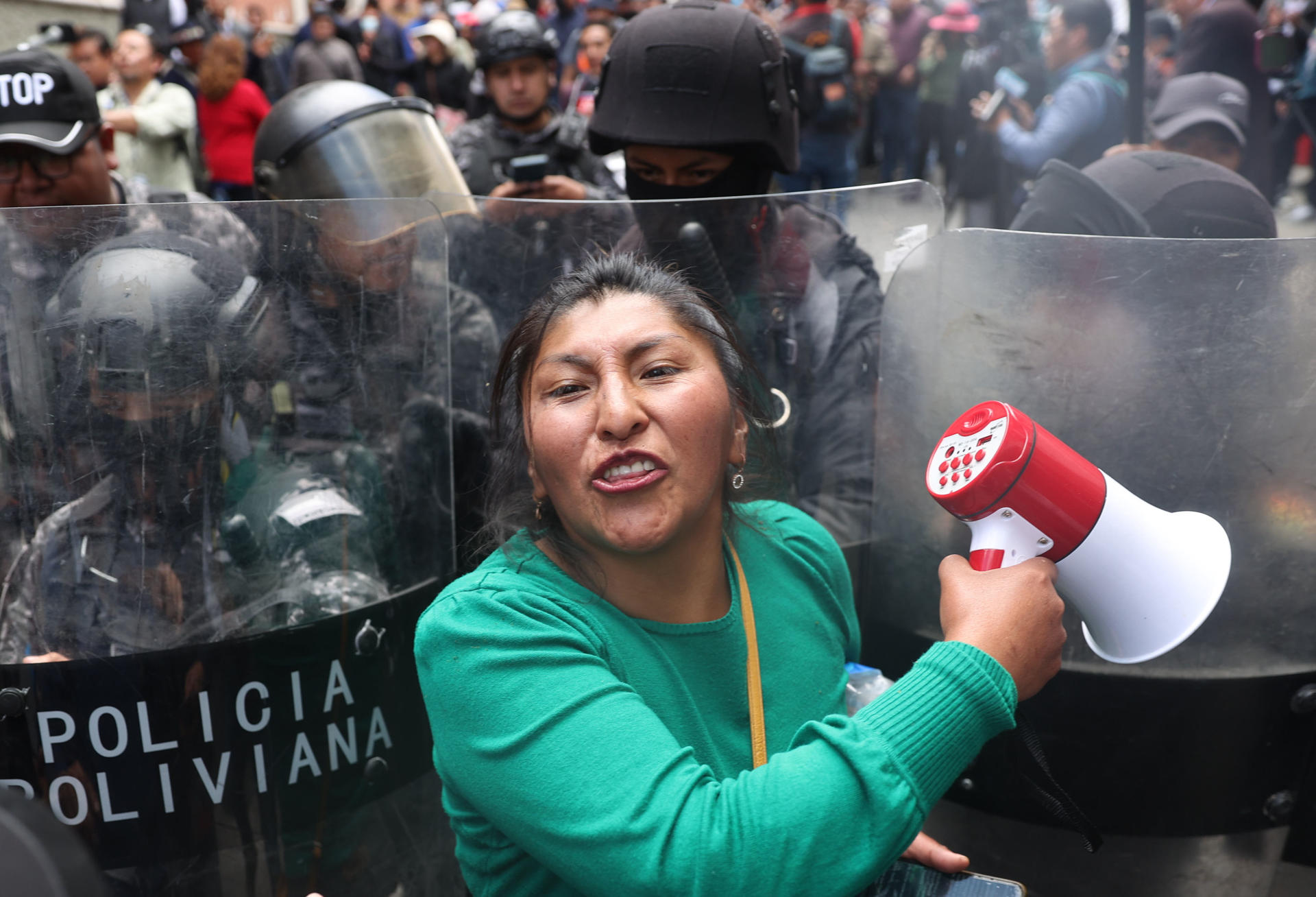 La Policía de Bolivia detiene a dos dirigentes cercanos a Evo Morales y busca a otros dos