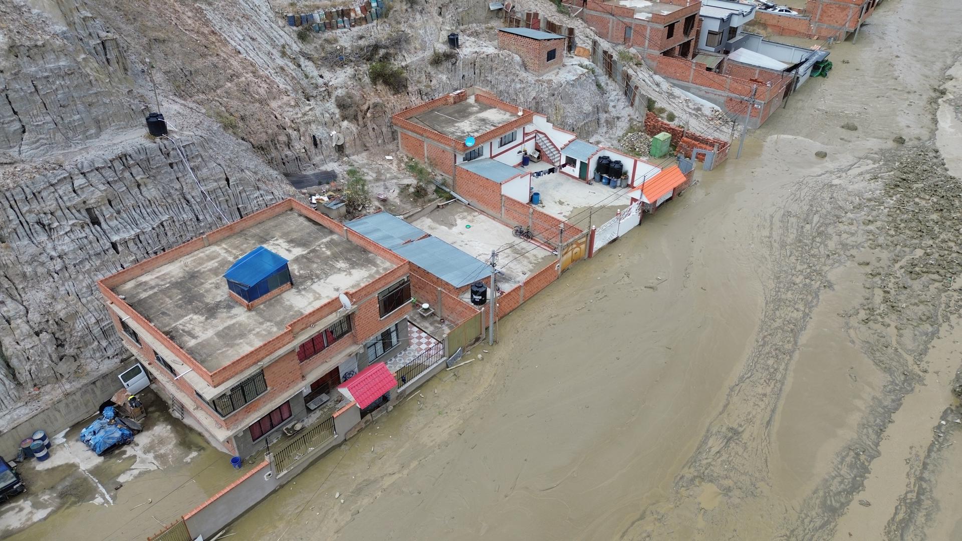 Una riada con lodo deja más de 10 heridos y 40 viviendas afectadas en zona de La Paz