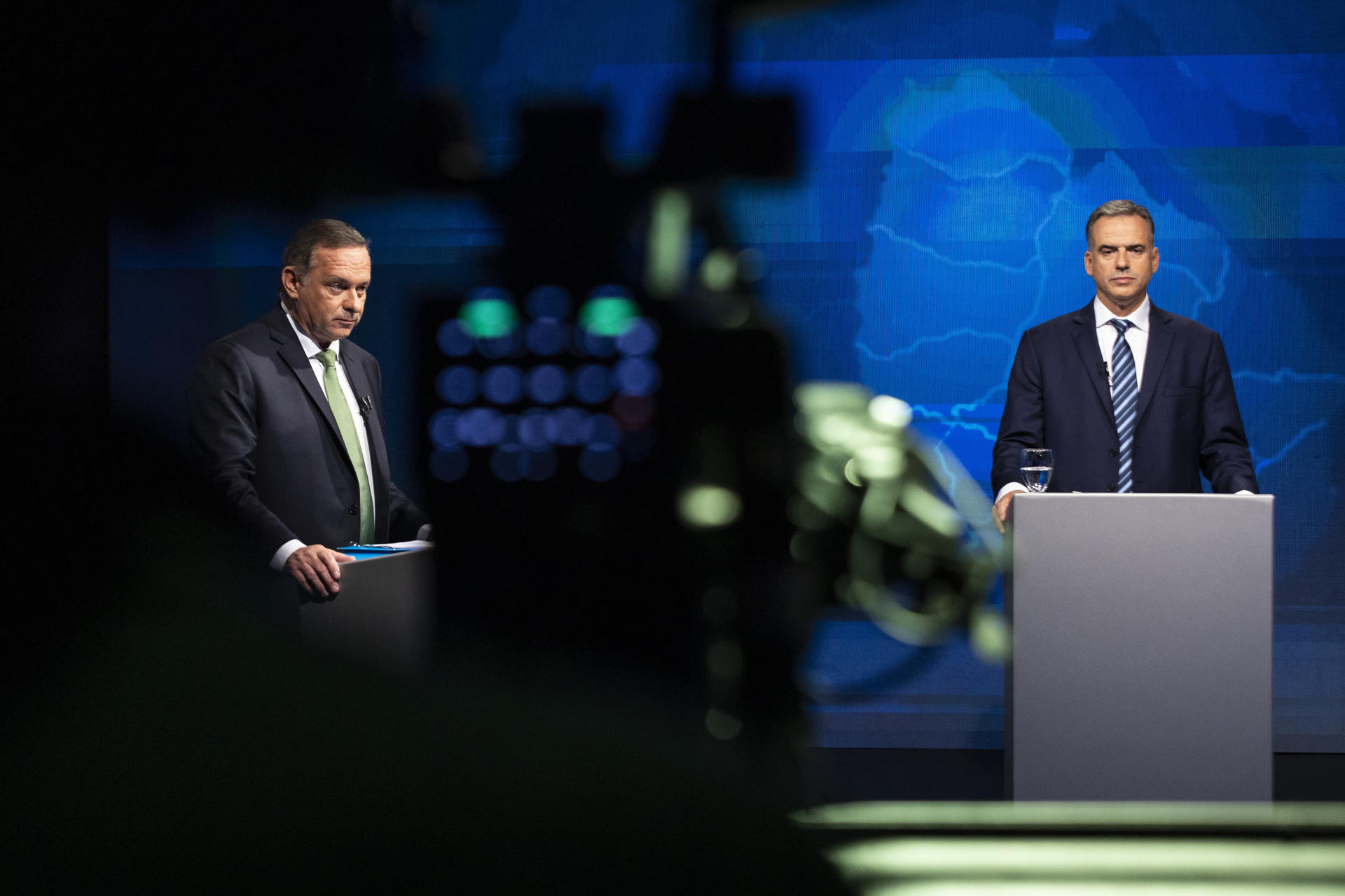 Los candidatos presidenciales uruguayos se comprometieron en el debate a no subir los impuestos