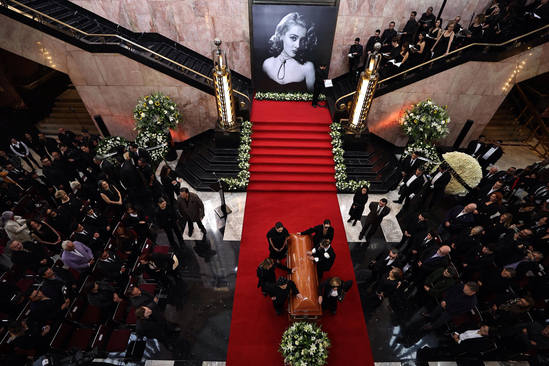 México rinde homenaje póstumo a la diva Silvia Pinal en el Palacio de Bellas Artes