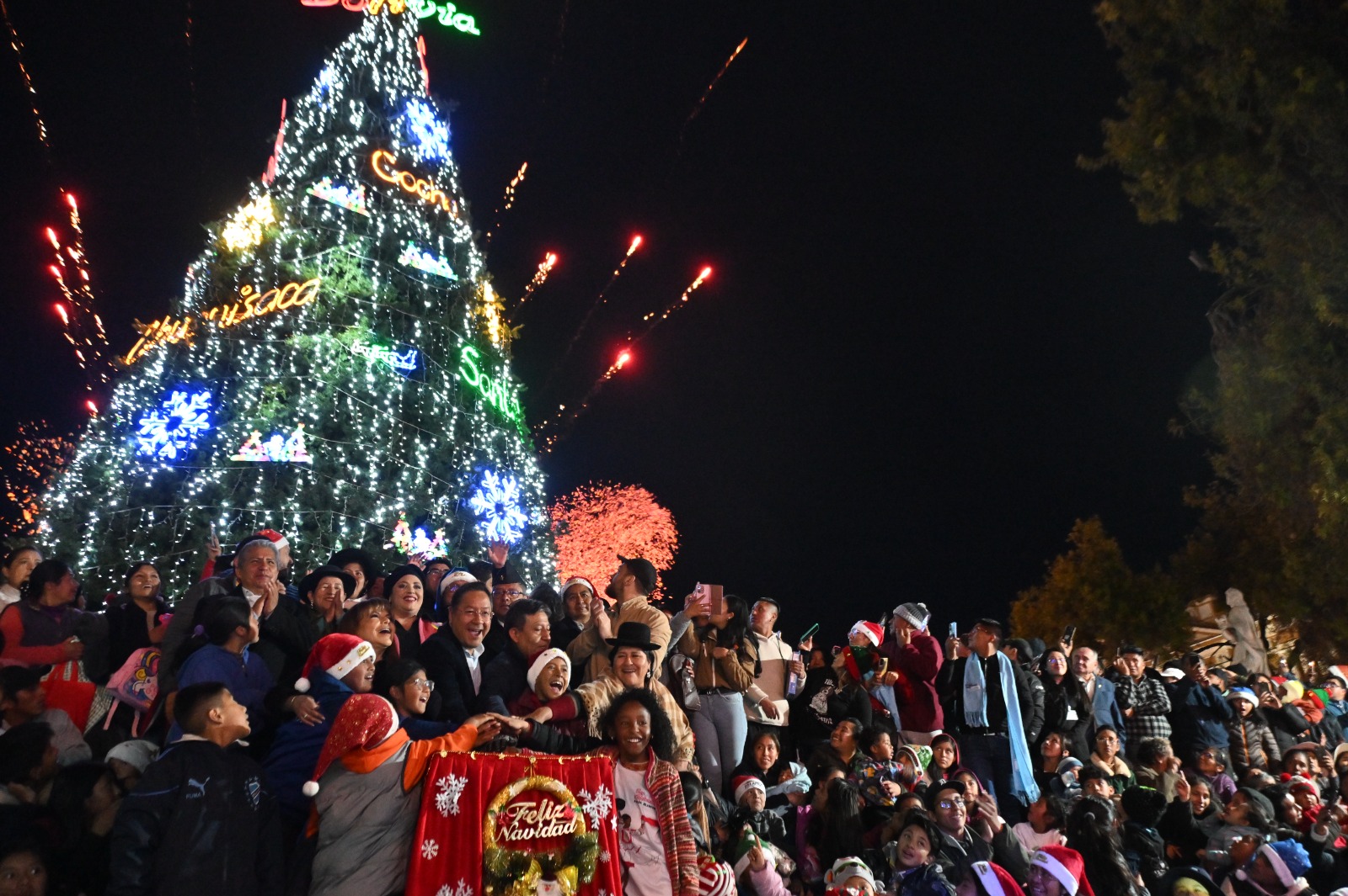 Presidente inicia los festejos de la Navidad con encendido de luces del árbol en plaza Murillo y exhorta a la paz