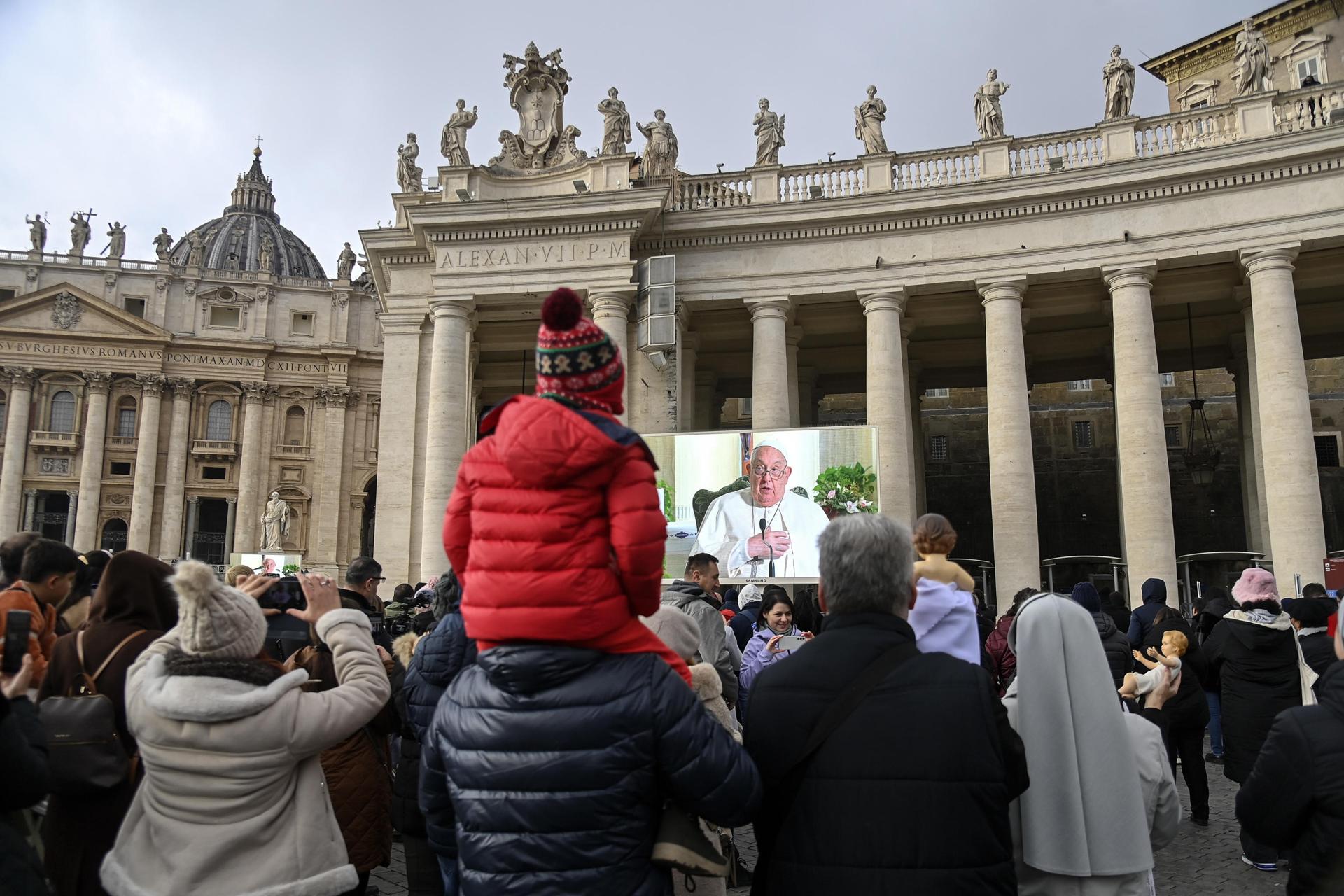 El papa reza el Ángelus resfriado desde su residencia: “Estoy mejorando”