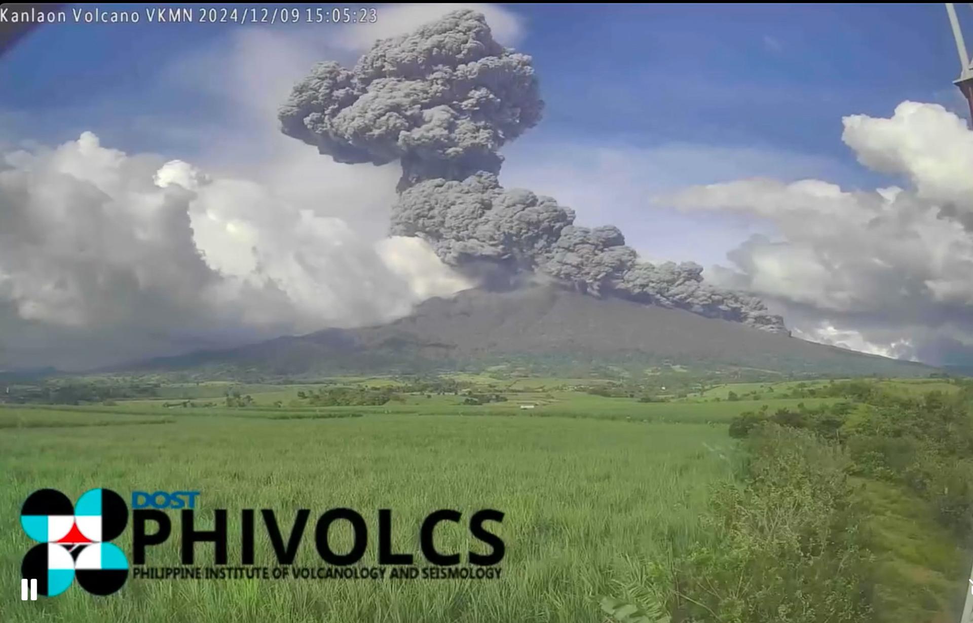 Filipinas comienza a evacuar a 87.000 personas por la erupción del volcán Kanlaon