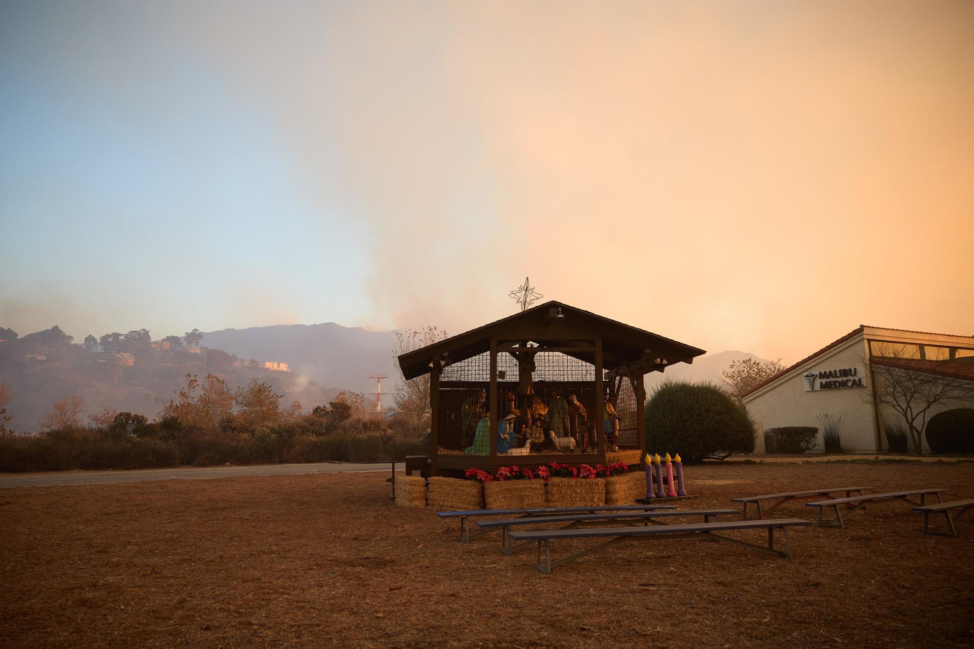 Un incendio avanza sin control y fuerza la evacuación de miles de personas en California