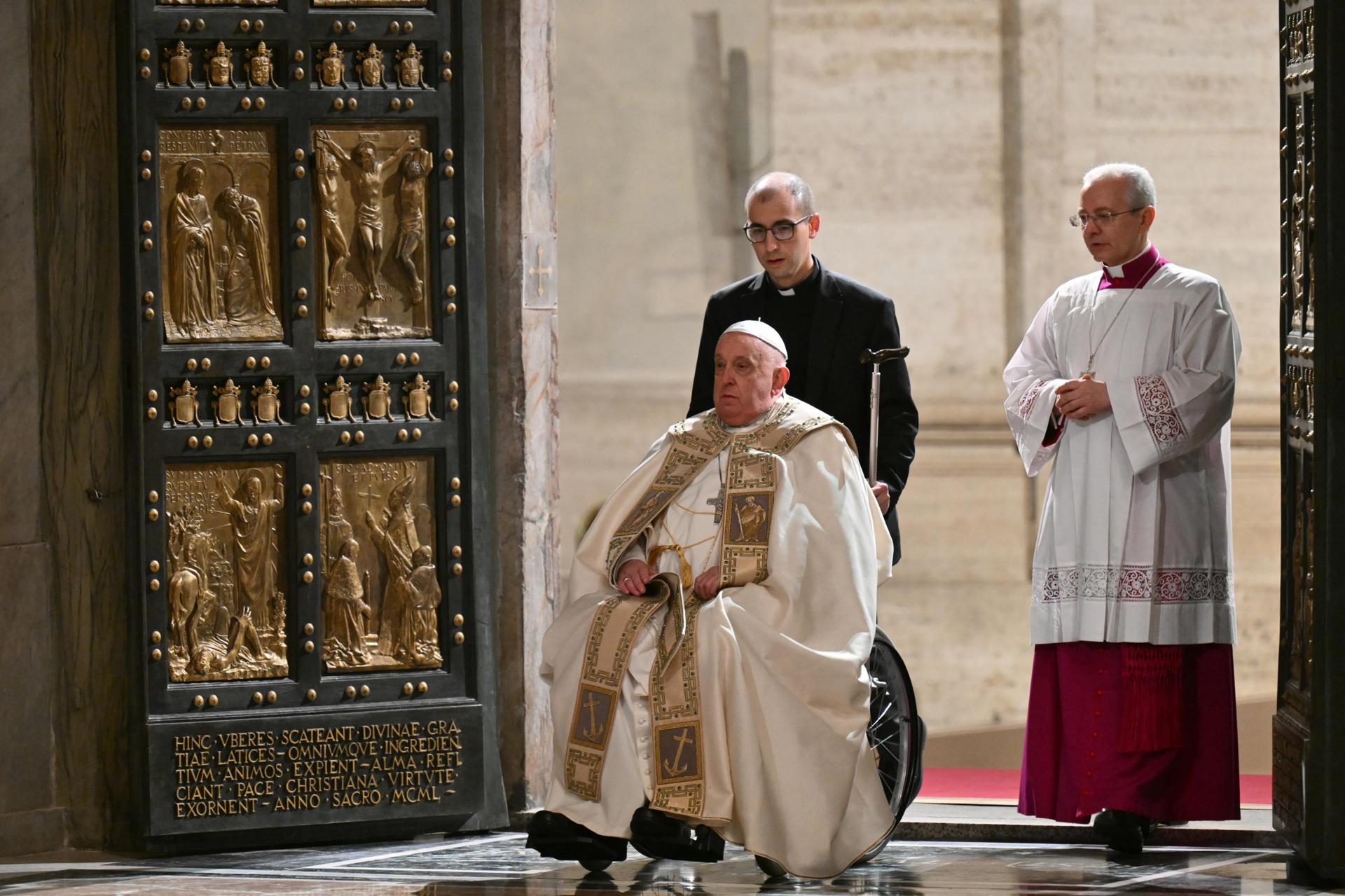 El papa pide en el mensaje de Navidad que callen las armas en Ucrania y en Oriente Medio