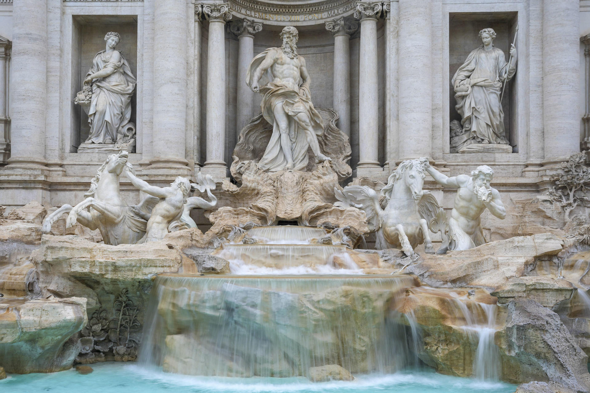 El agua vuelve a correr por la Fontana de Trevi de Roma a dos días del Jubileo