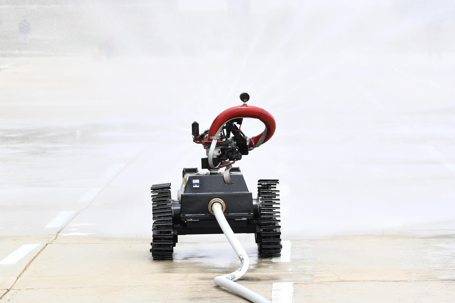 La Armada de Bolivia presenta a ‘Erizo’, el robot que luchará contra incendios forestales