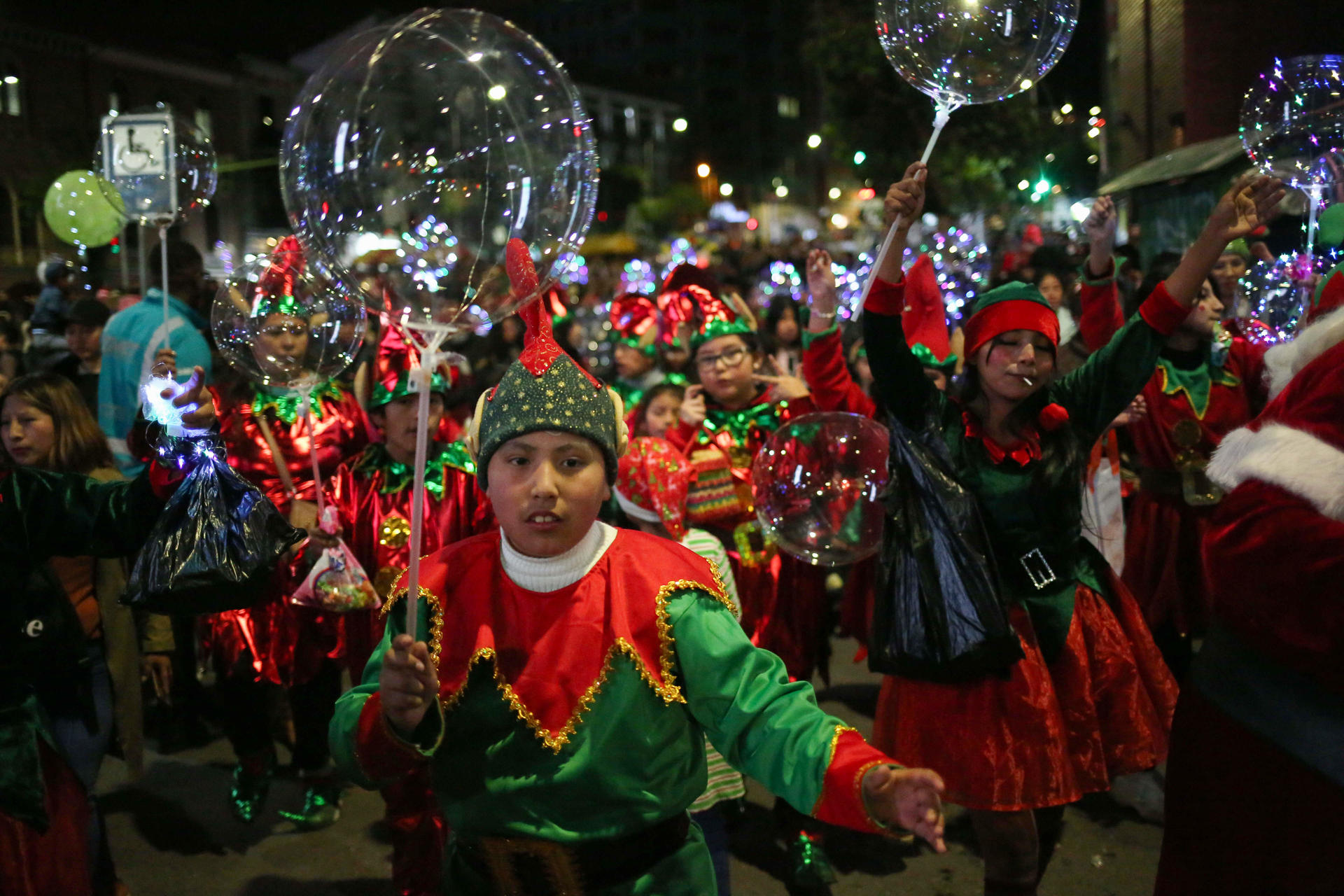 La Paz: Un desfile navideño de comerciantes ofrece un respiro a Bolivia tras un año conflictivo