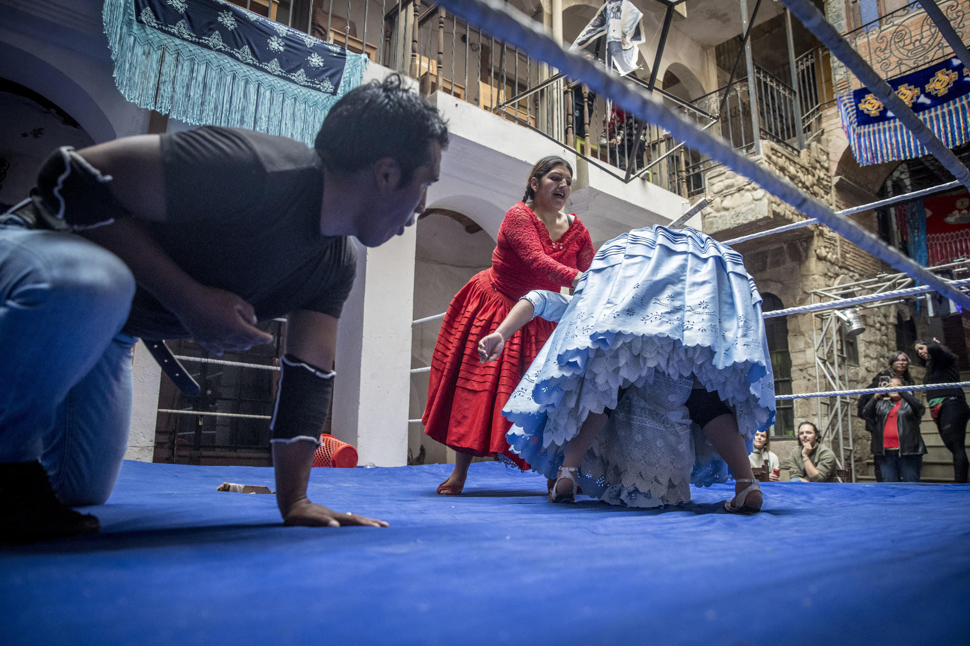 Cholitas luchadoras, arte y turismo en el centro cultural del boliviano Mamani Mamani