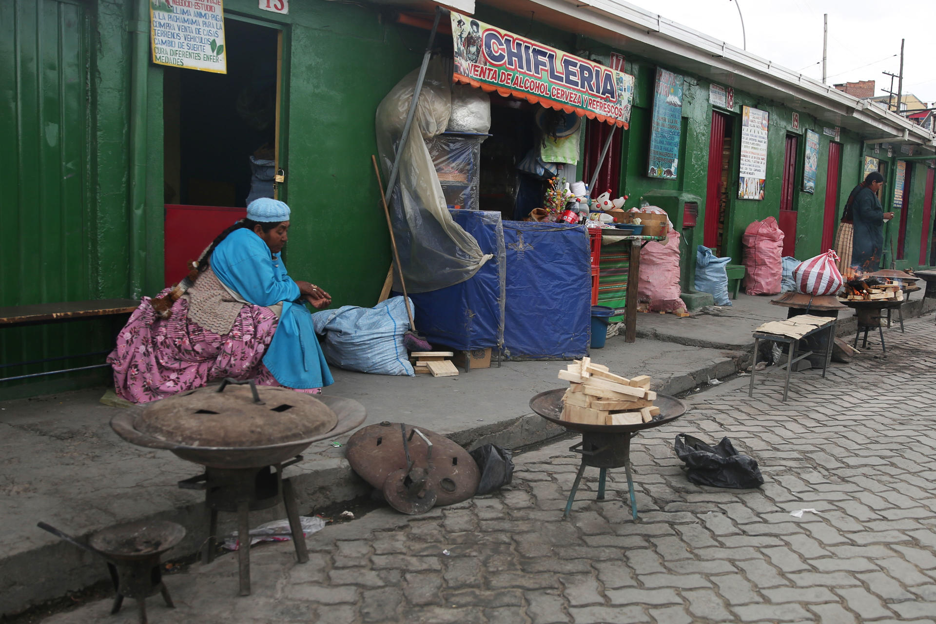 Curanderos en Bolivia rechazan dejar sus negocios pese al riesgo de desplome por lluvias