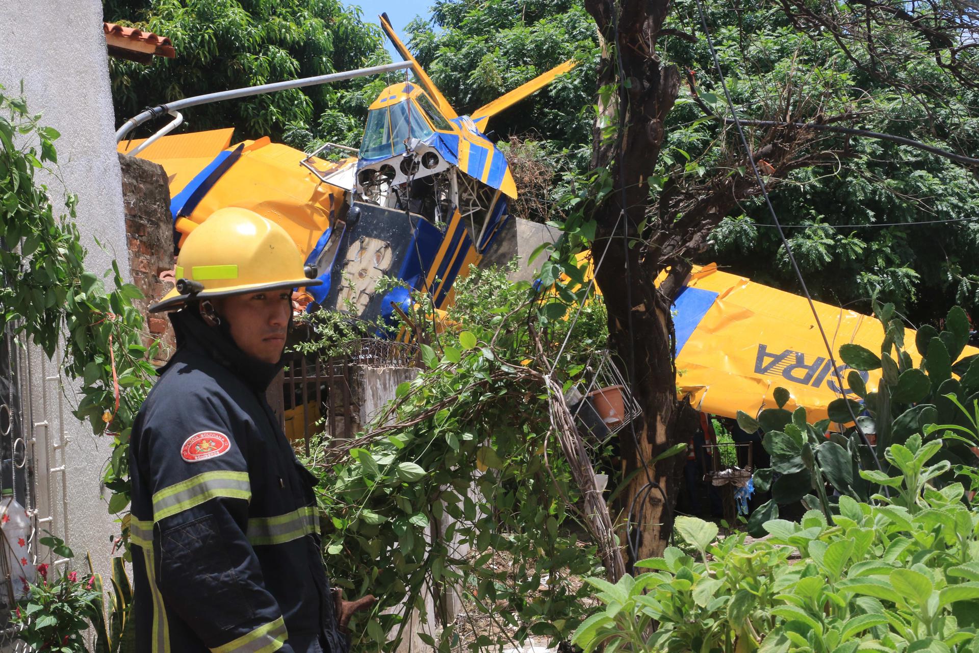 Una persona herida al caer una avioneta sobre una casa en Santa Cruz