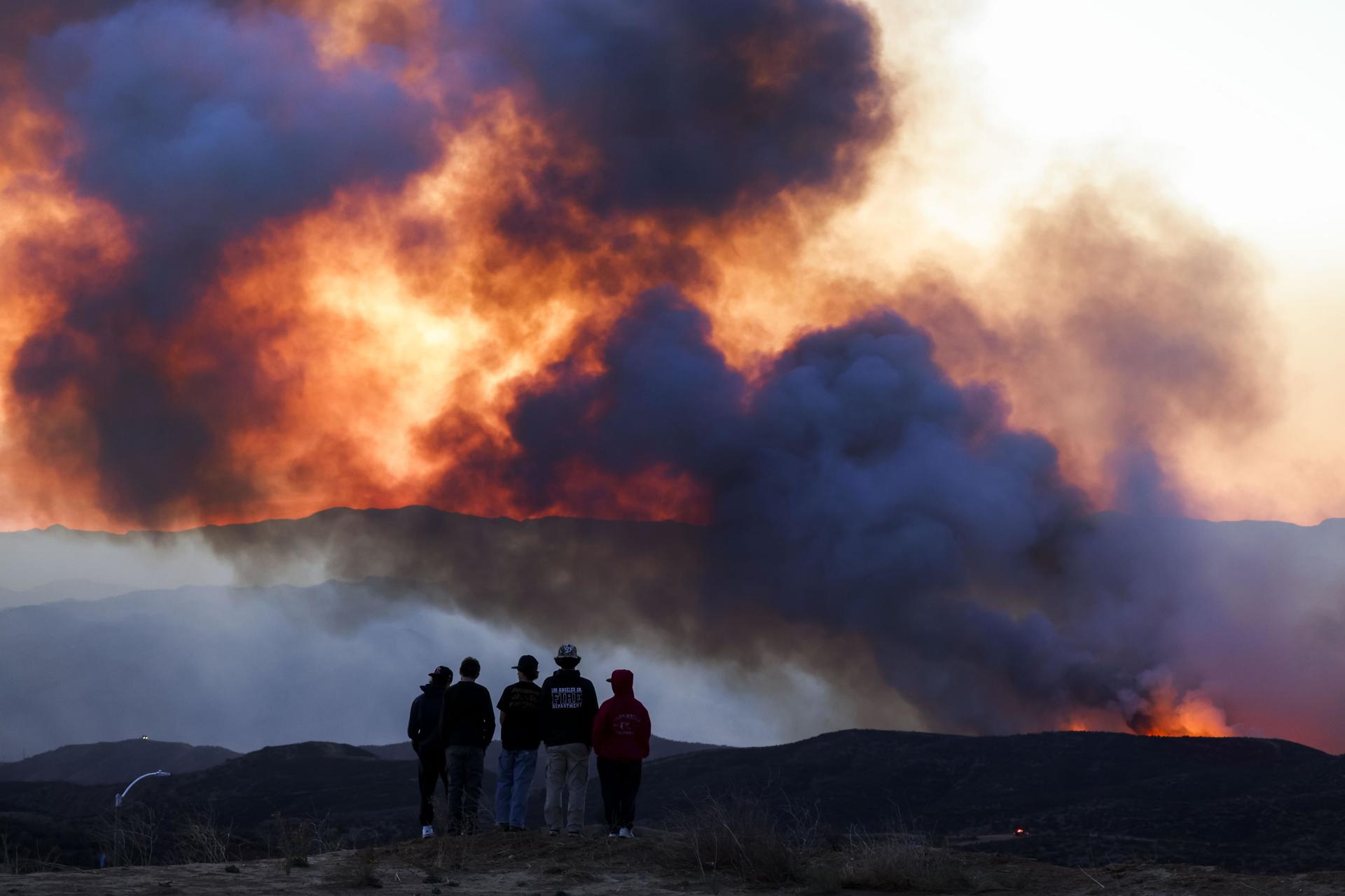 Miles de evacuados por Hughes, el nuevo incendio de gran virulencia cerca de Los Ángeles