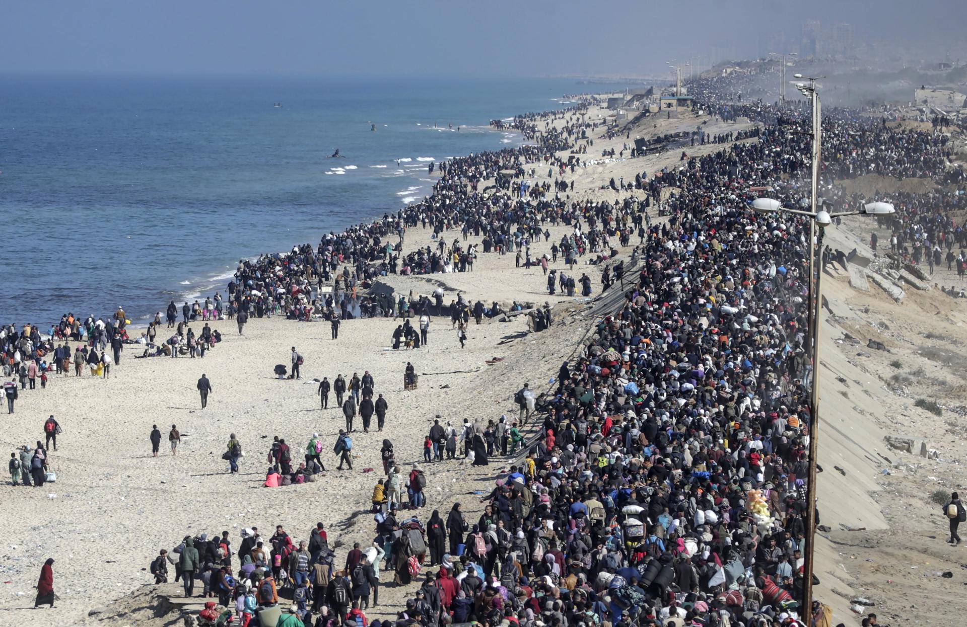 Decenas de miles de palestinos cruzan al norte de Gaza para encontrar un enclave arrasado