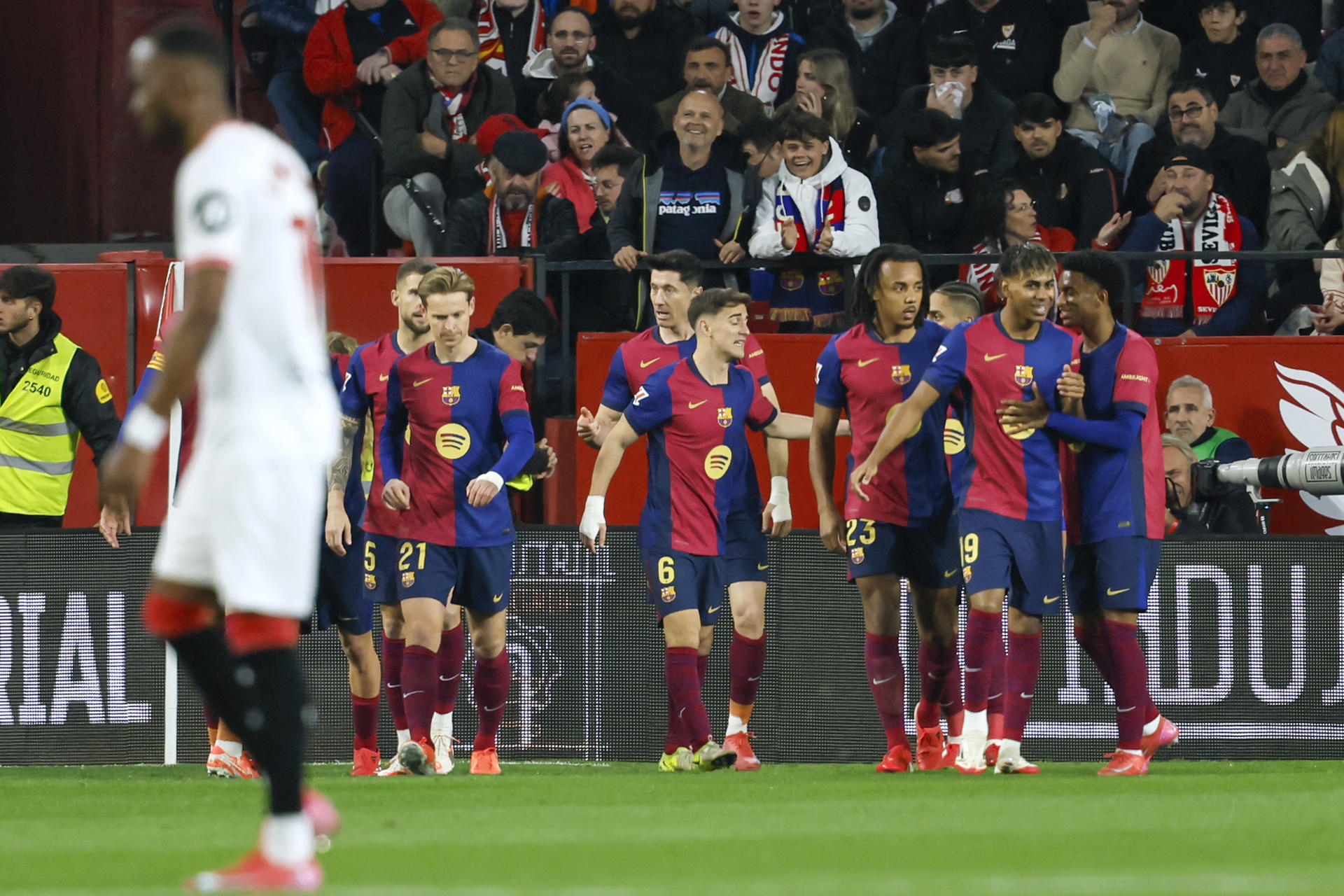 El Barcelona sufre en la primera parte y arrasa al Sevilla en la segunda