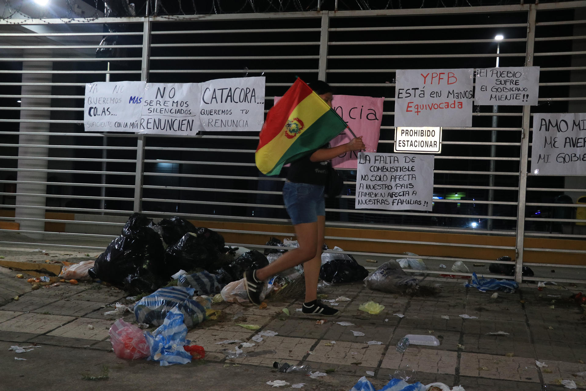 Arrojan basura a la petrolera estatal de Bolivia en protesta por la falta de combustible