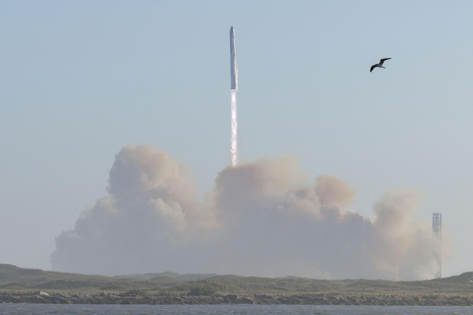 El Starship explota de nuevo y obliga al cierre de aeropuertos de Florida por escombros