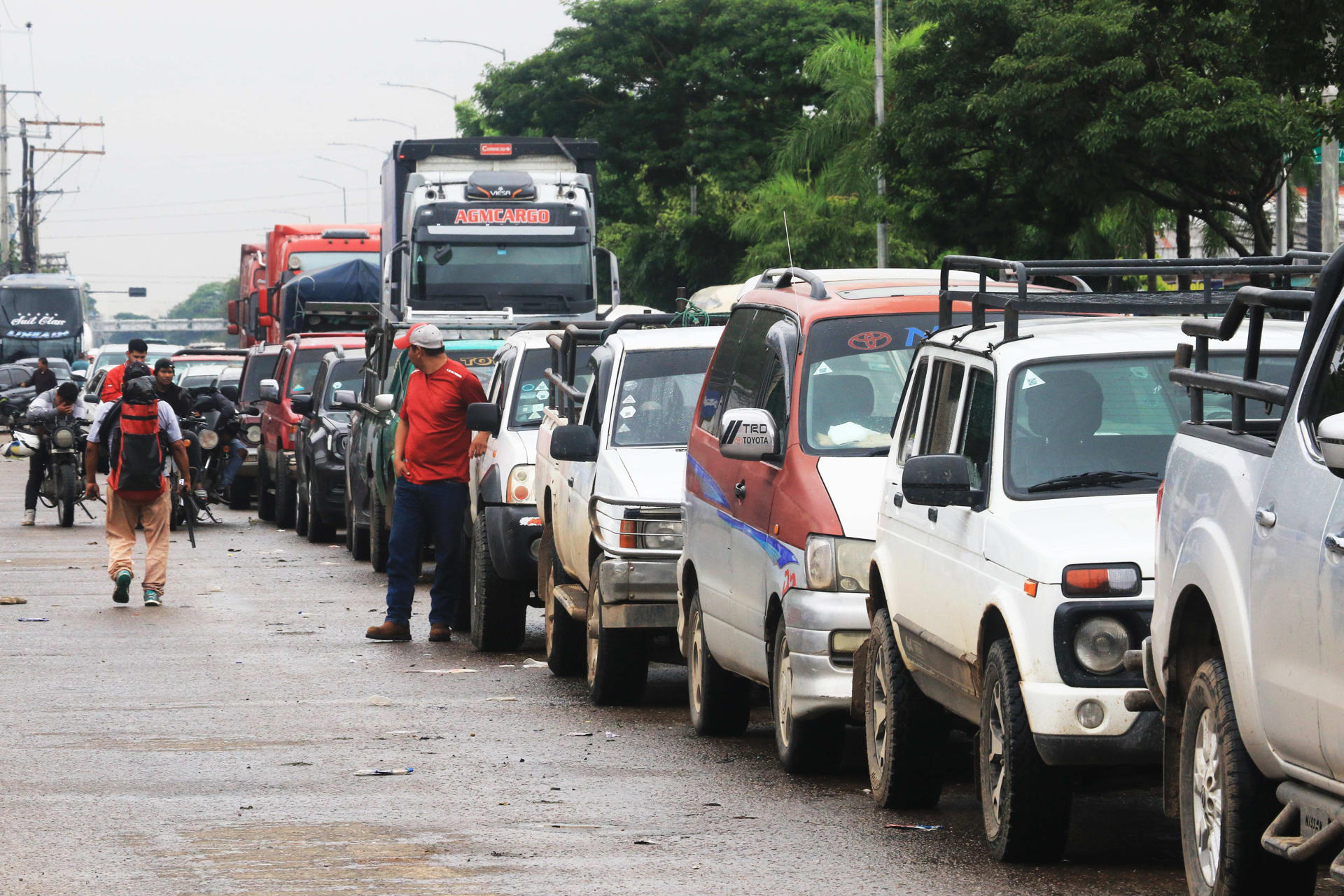 El abastecimiento irregular de combustible en Bolivia genera largas filas en estaciones