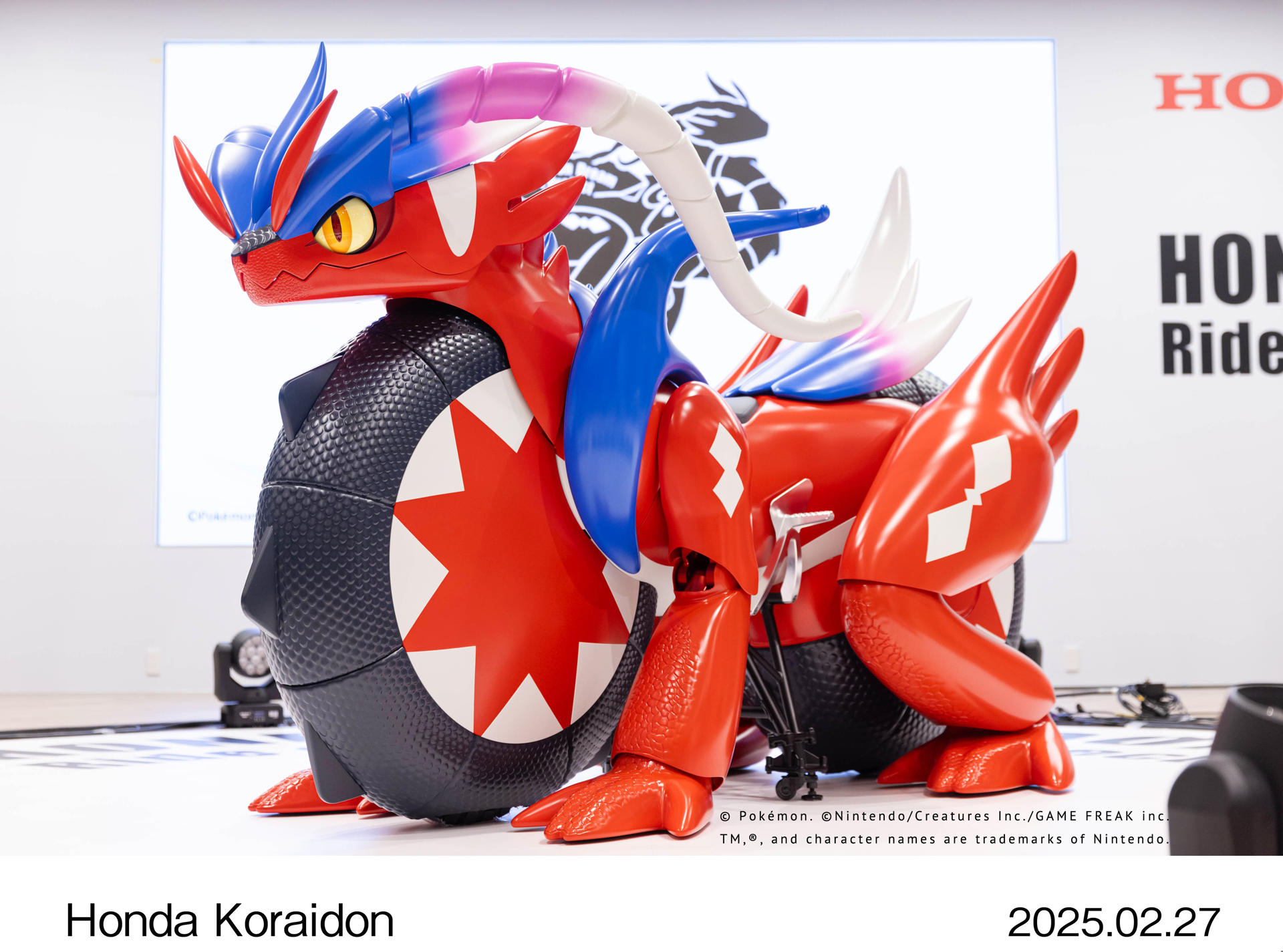 Honda exhibe en Tokio una recreación a tamaño casi real del pokémon legendario Koraidon