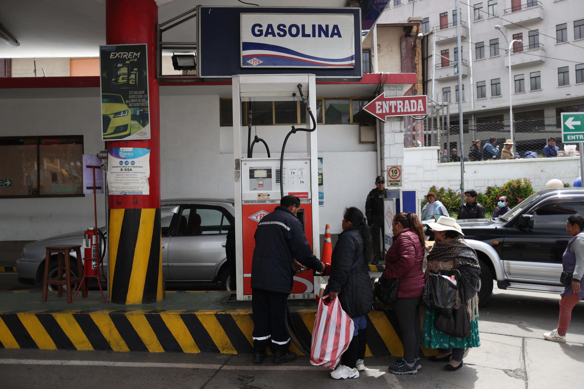 Largas filas por combustible y denuncias de aumento de precios en alimentos en Bolivia