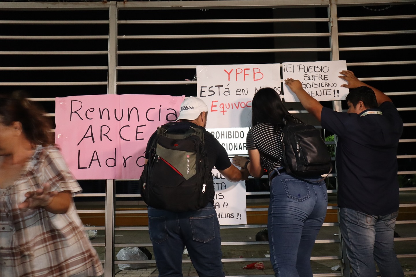 Cívicos cruceños marchan exigiendo solución a la falta de combustible: “Santa Cruz y Bolivia despertaron, esto recién comienza”