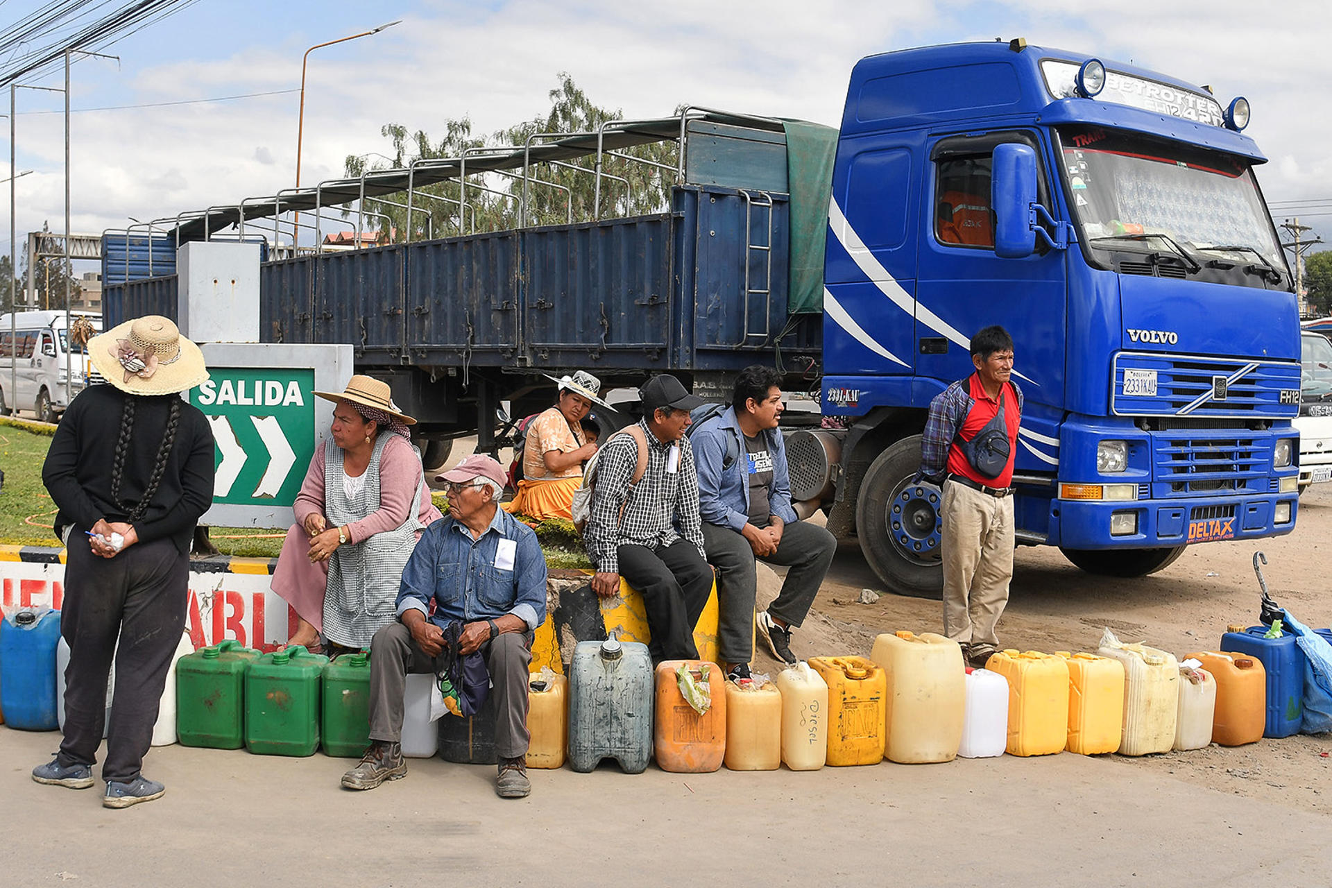 Gobierno de Bolivia atribuye problemas de abastecimiento de combustible a falta de dólares