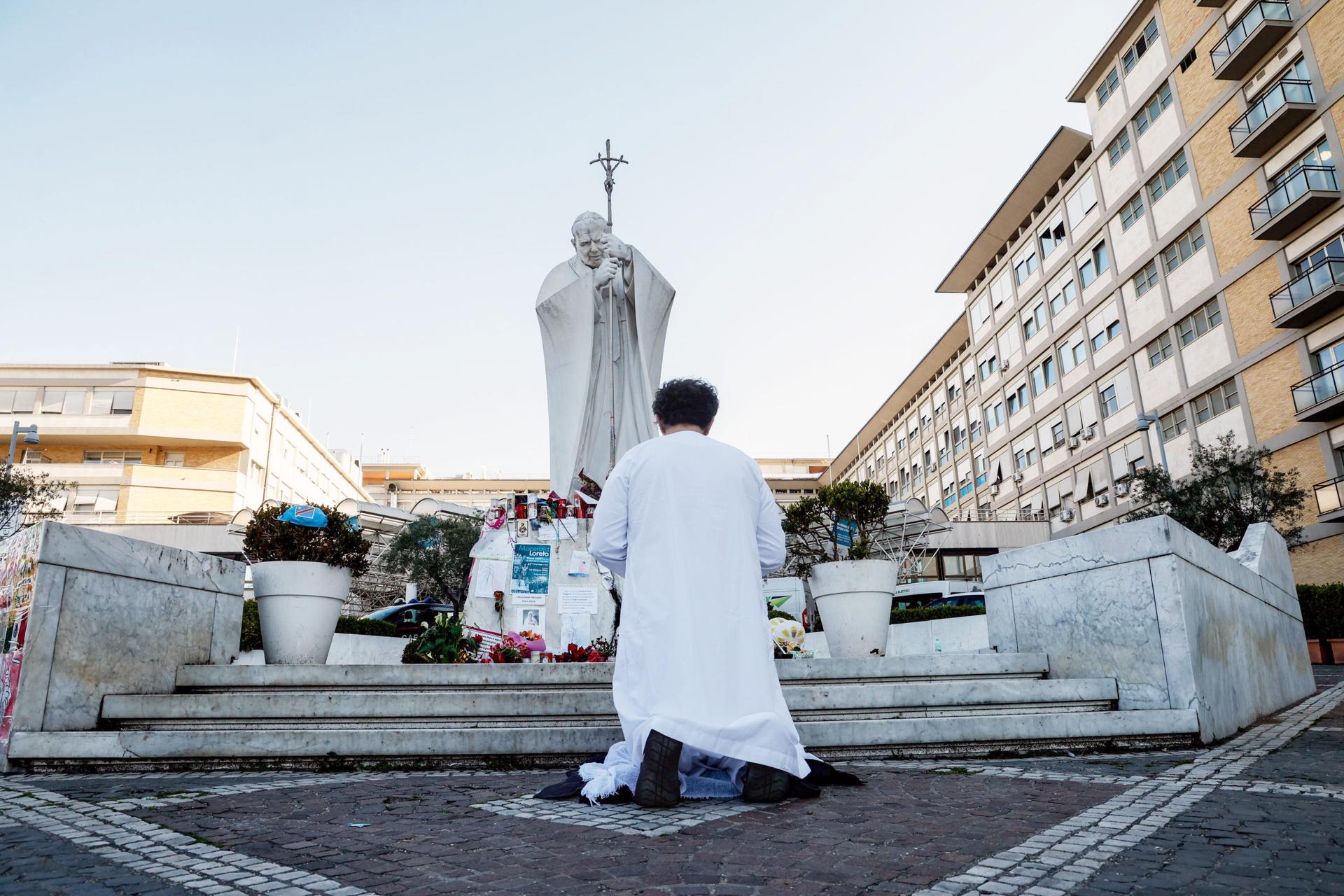 El papa envía su primer mensaje desde el hospital: “Agradezco de corazón las oraciones”