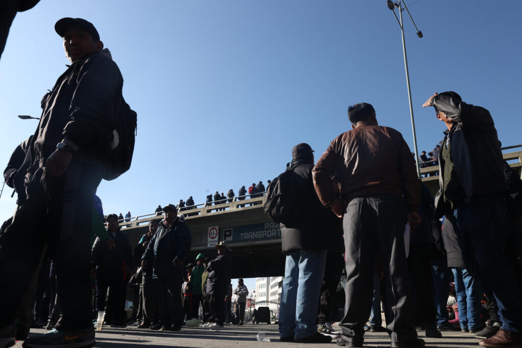 Conductores paralizan La Paz con huelga contra norma que busca revertir alza de tarifas