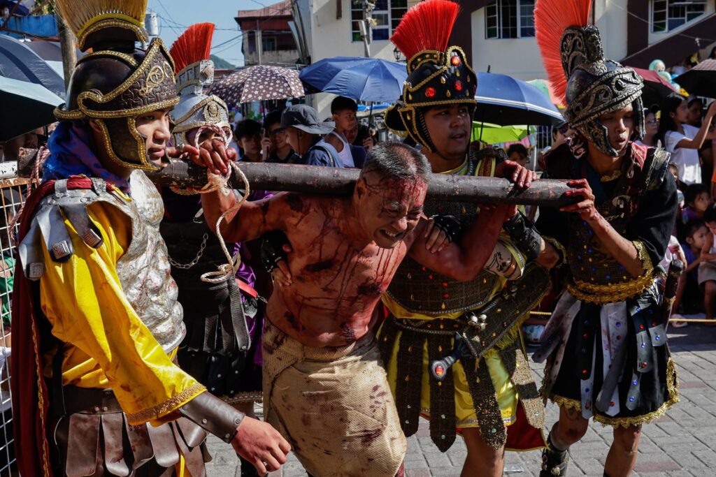 Filipinas conmemora con crucifixiones, flagelaciones y largas procesiones el Viernes Santo