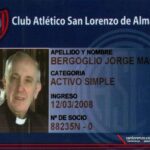 Fotografía del 13 de marzo de 2013, cuando el club de fútbol argentino San Lorenzo de Almagro mostró a través de su espacio en Twitter el carnet de socio de Jorge Mario Bergoglio, tras ser elegido papa y adoptar el nombre de Frrancisco. EFE