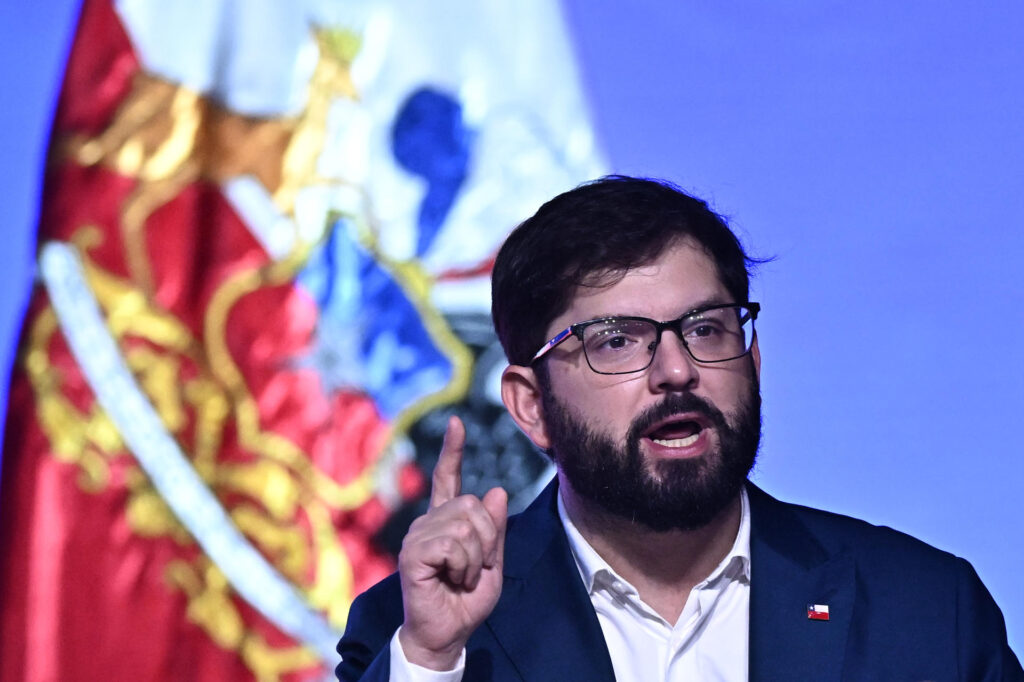 Boric interrumpe su agenda para supervisar la alerta por el terremoto y posible tsunami en Chile