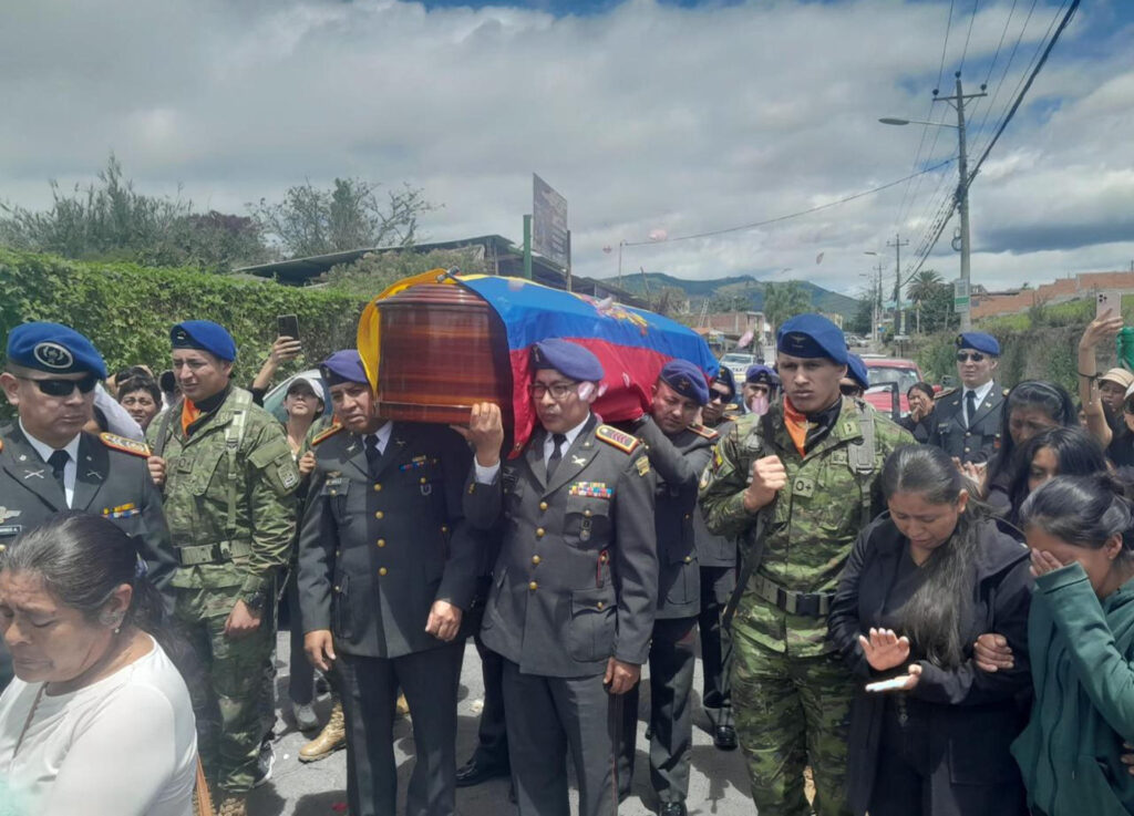 Ecuador despide con una emotiva misa a los once militares asesinados en una emboscada