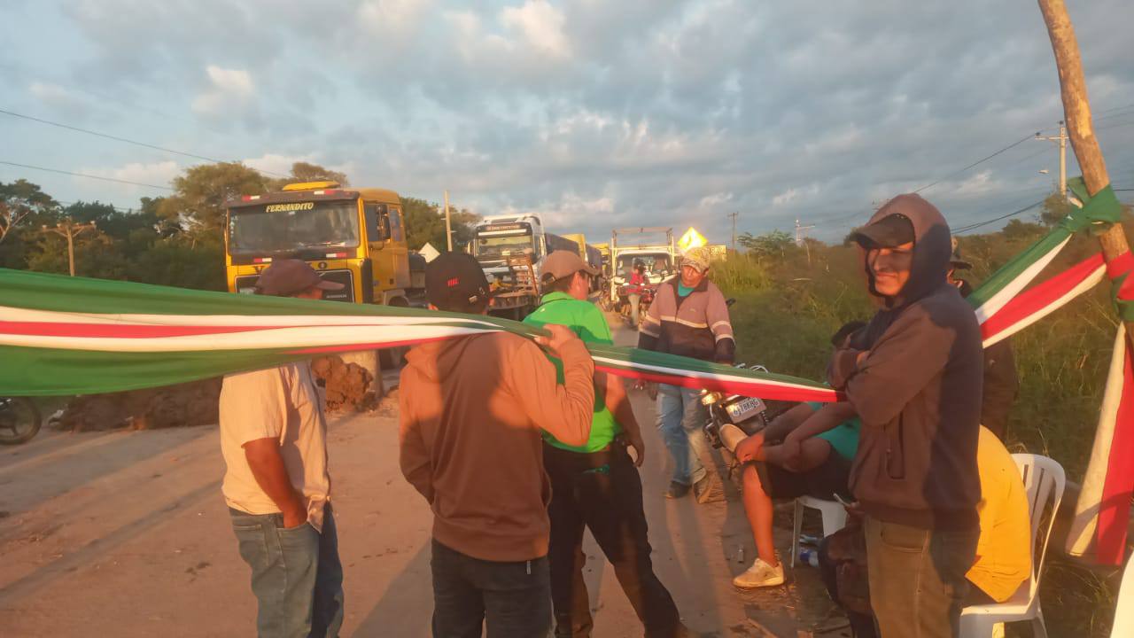Suman los puntos de bloqueo en Pailón y los transportistas están desesperados