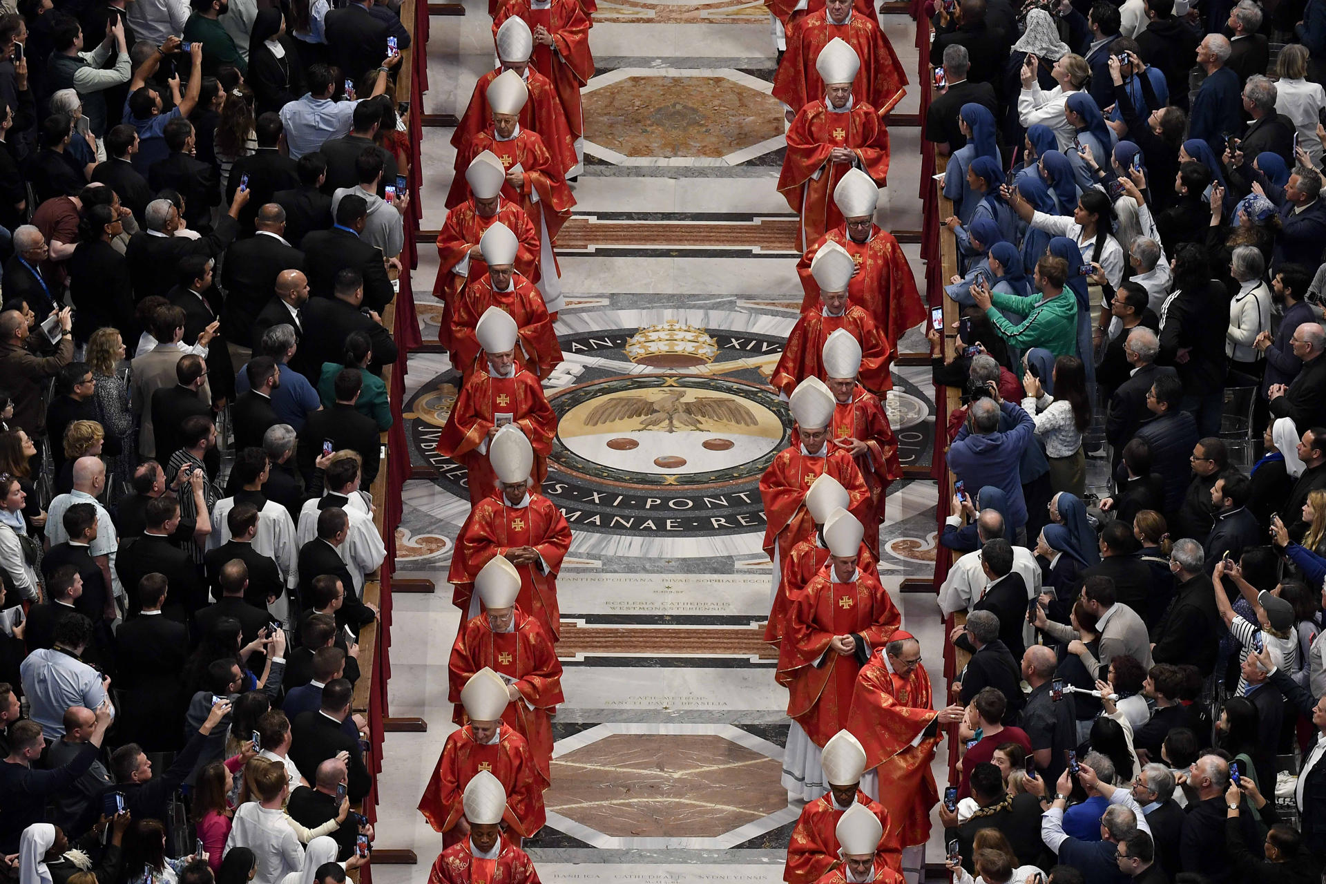 Los cardenales prestan juramento antes de encerrarse en el cónclave