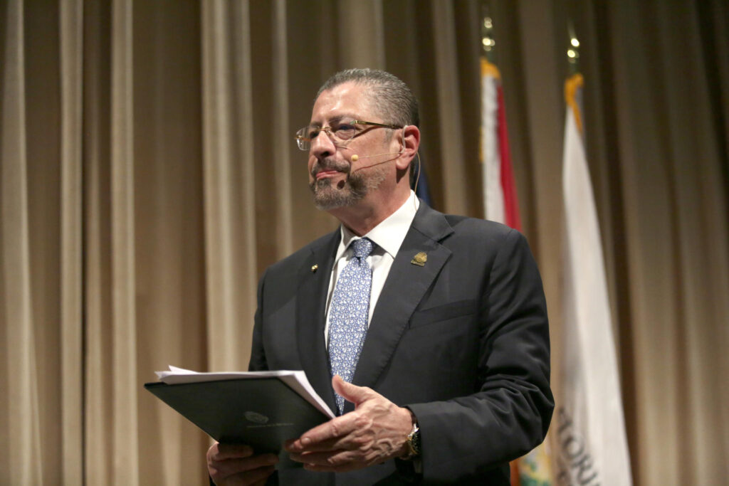 El presidente de Costa Rica demanda a dos periodistas por divulgar su número telefónico