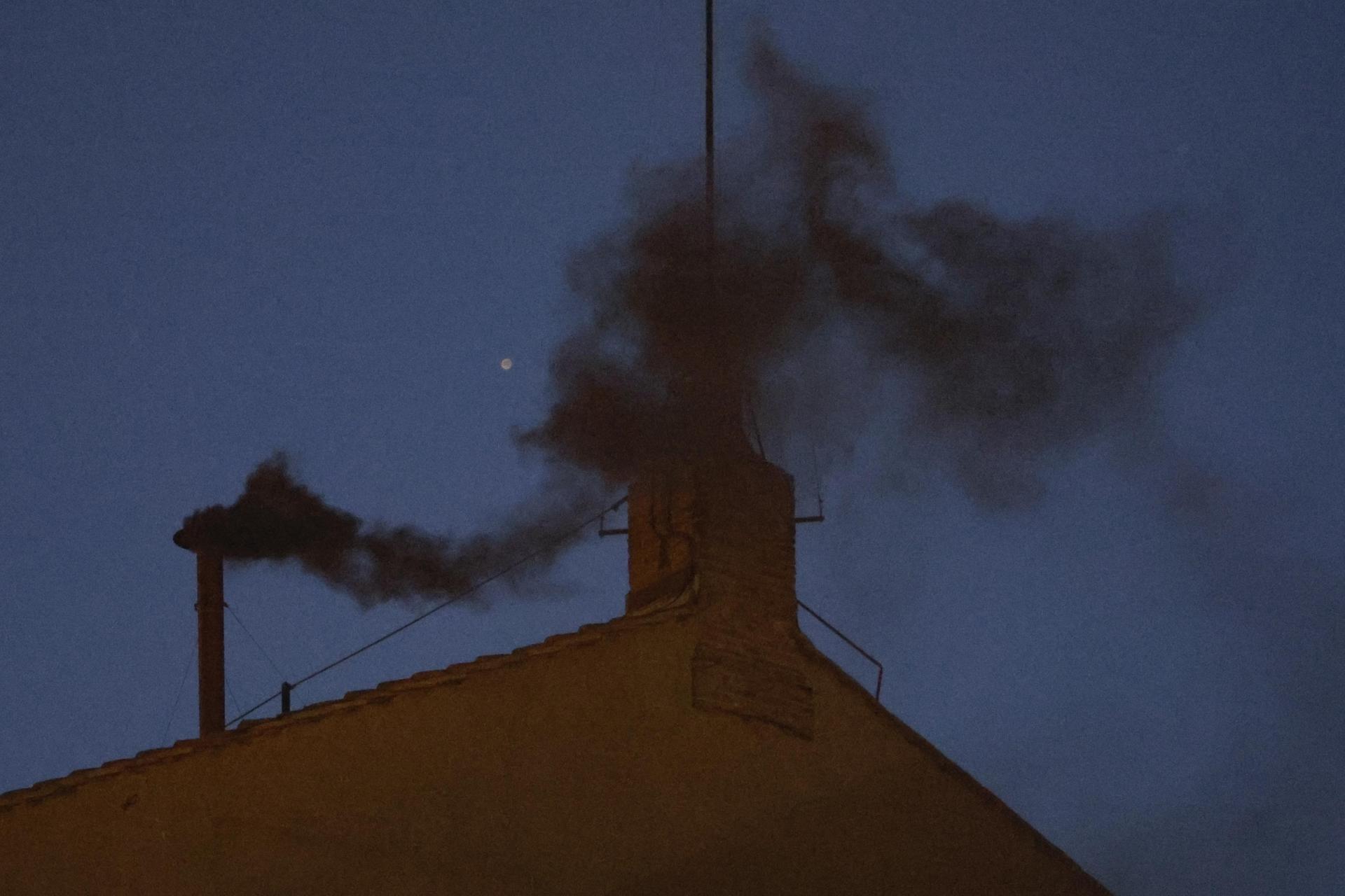 Fumata negra: No se ha elegido papa tras la tercera votación