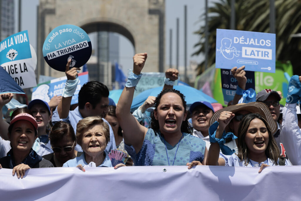Miles de personas marchan “por la vida” y en contra del aborto en Ciudad de México