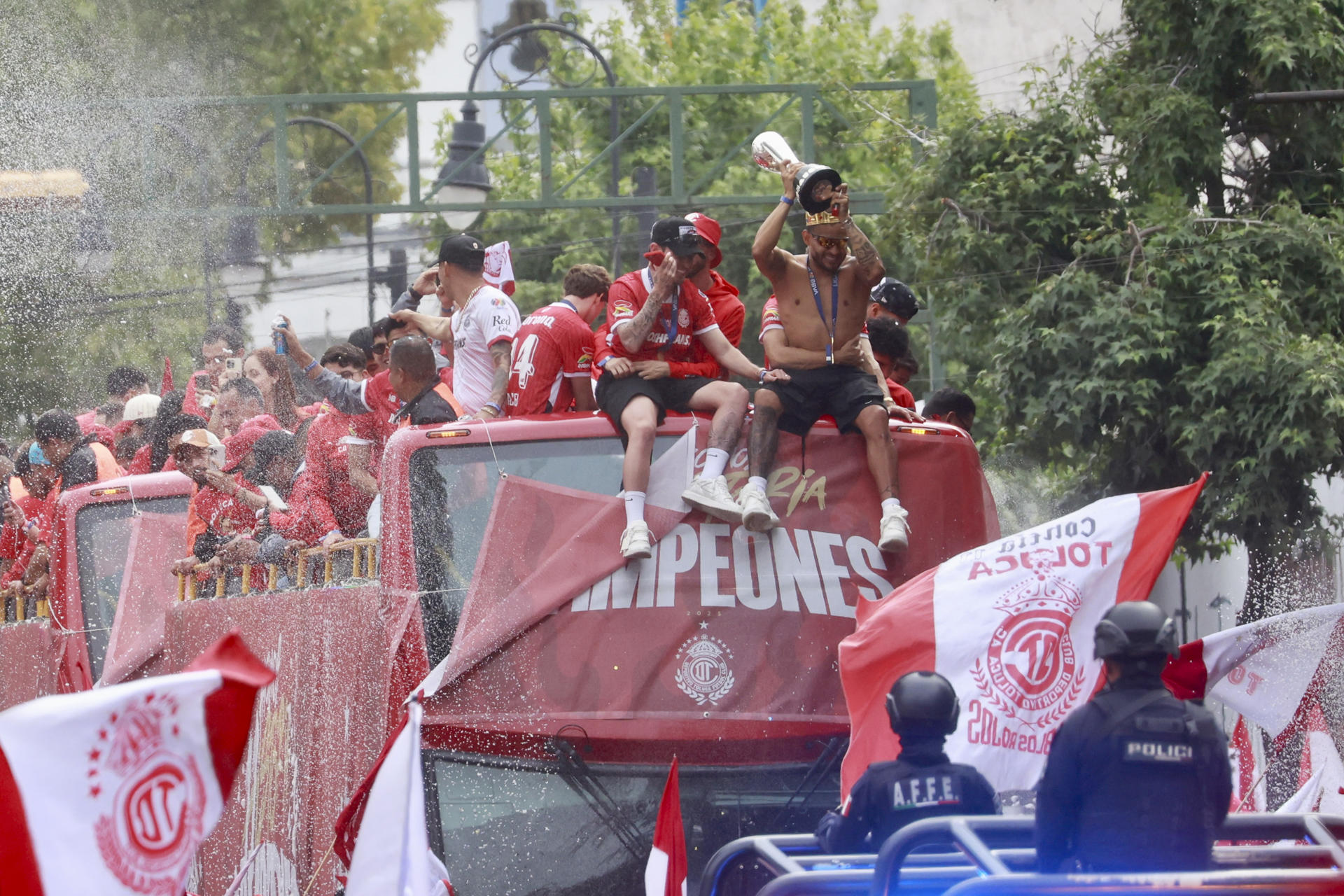Los aficionados del Toluca se rinden ante su equipo, campeón después de 15 años