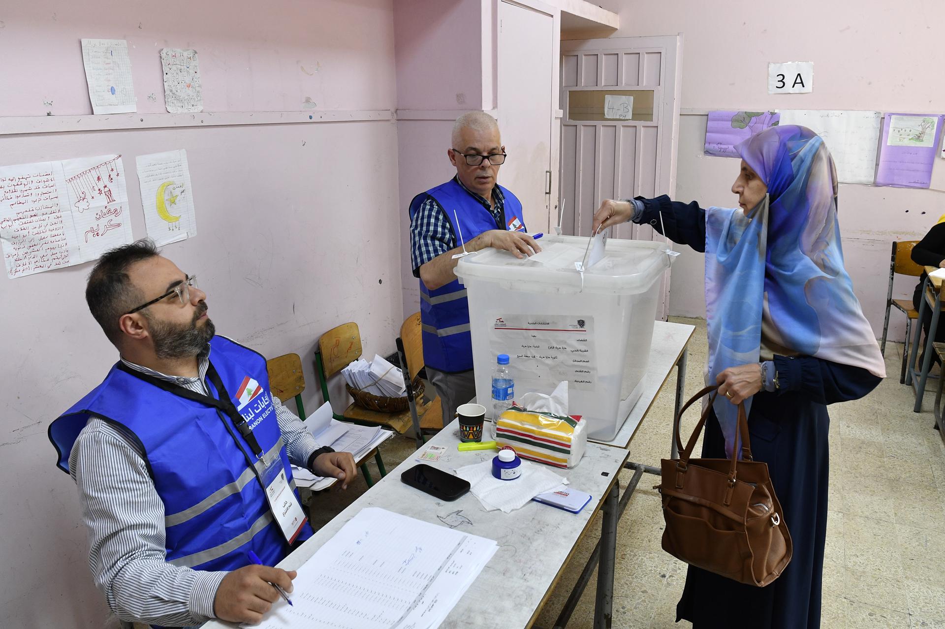 Arrancan los comicios municipales en el Líbano, un referéndum para Hizbulá tras la guerra