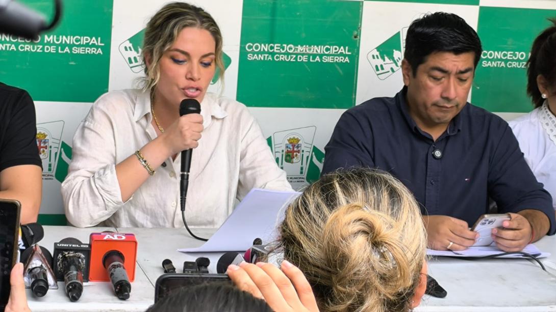 Israel Alcócer asume la presidencia del Concejo cruceño en medio de agresiones y fractura política