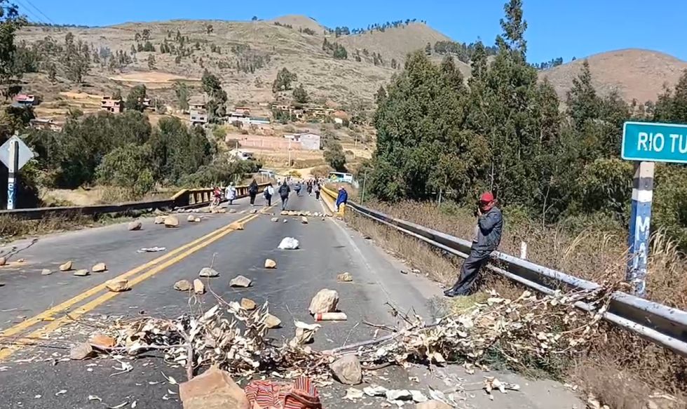 Bloqueos “evistas” paralizan rutas clave y suspenden salidas de buses en La Paz y El Alto