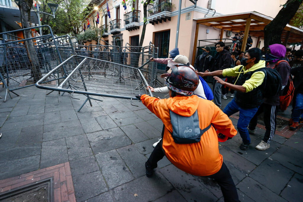 Estudiantes de Ecuador protestan por encarecimiento de vida al retirarse subsidio a diésel