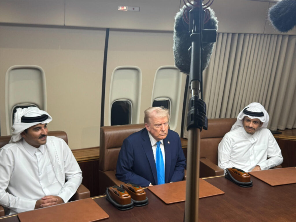 Trump llega a Catar en una breve parada en su viaje hacia Malasia