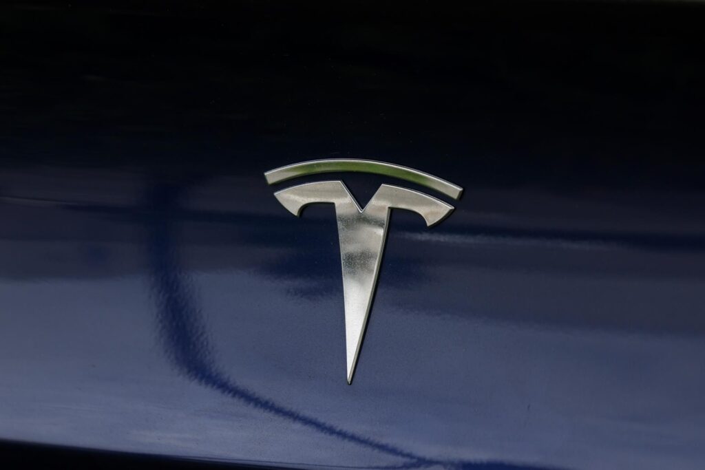 Tesla avisa que Musk podría irse si no se le concede un billón de dólares en acciones