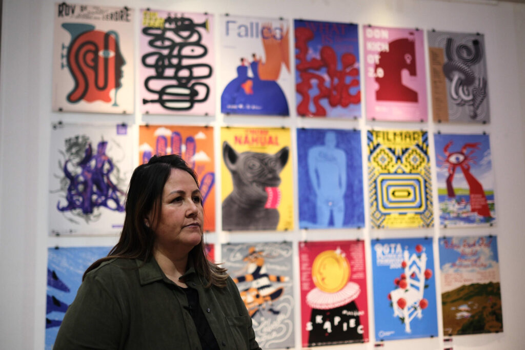 Una muestra con más de 400 carteles en Bolivia defiende que la IA no reemplaza el talento