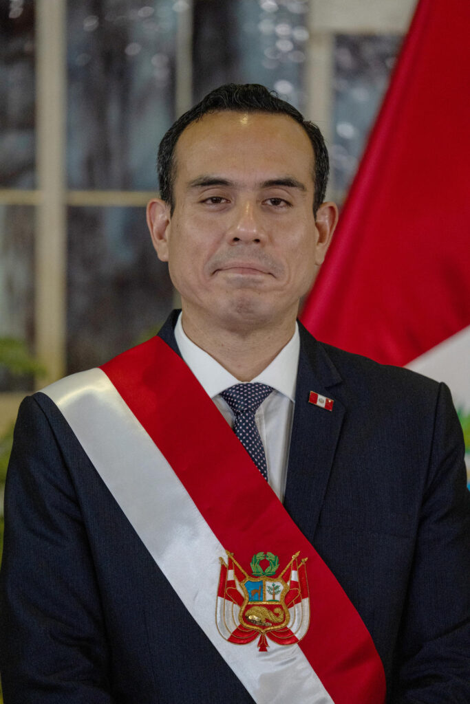 Presidente interino de Perú pide a las fuerzas armadas volver a pacificar el país