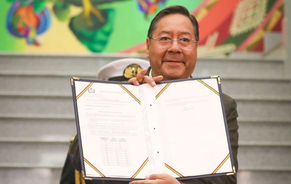 Luis Arce Promulga la Ley de Diferimiento de Créditos en la Recta Final de su Mandato