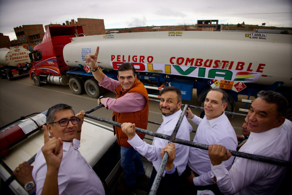 El presidente Paz lidera caravana de cisternas para abastecer con gasolina y diésel